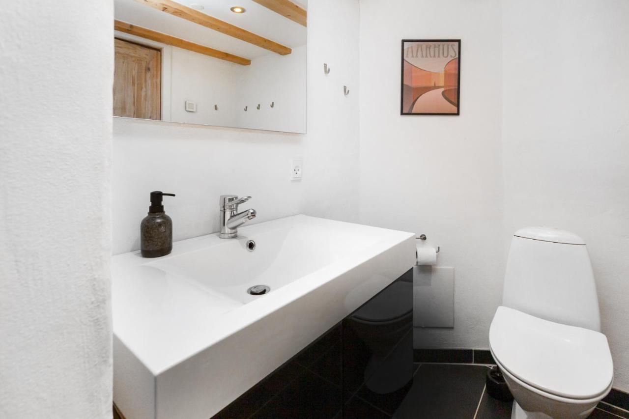 Moderne & Fuldt Udstyret Lejlighed M.Plads Til 4 Hojbjerg Exterior foto